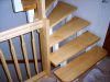 Treppe mit Geländer aus Holz